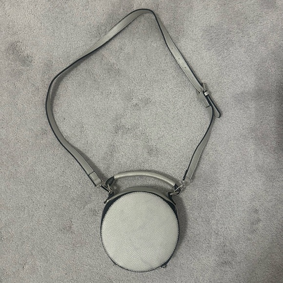 Topshop Round Sliver Crossbody Bag - Picture 4 of 13